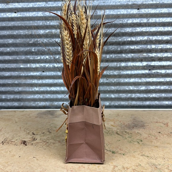 Welcome autumn curved sign and faux grass and in a paper bag - Picture 9 of 11